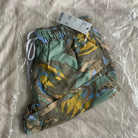 UO Painted floral swim shorts. - Picture 4 of 4